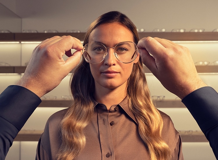 Kunden får nye briller hos optikeren
